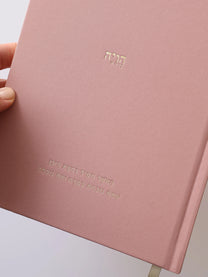 מחברת-בד-פוייל-הוויה-מילים-ללא-פילטר-הדר-טל-וורוד-זהב-הטבעה-מתנות